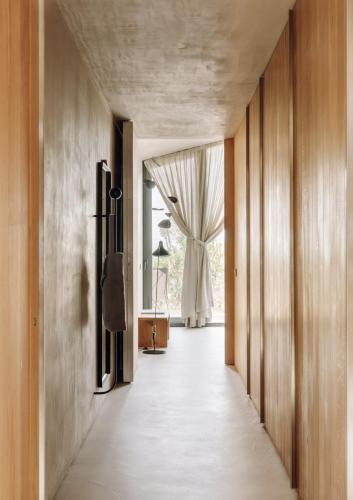 a corridor of a house with wooden walls and a window at Pa.te.os in Melides