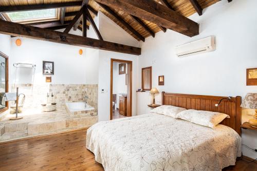 Ένα ή περισσότερα κρεβάτια σε δωμάτιο στο Ephesus Lodge