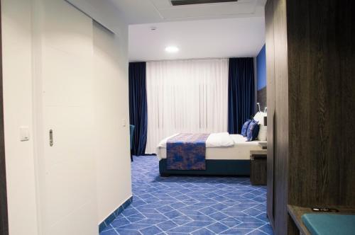Pokój hotelowy z łóżkiem i łazienką w obiekcie Hotel Biga w mieście Zavidovići