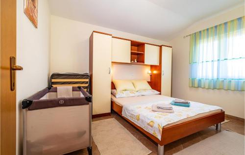 um pequeno quarto com uma cama e um lavatório em 1 Bedroom Nice Apartment In Razanac em Ražanac