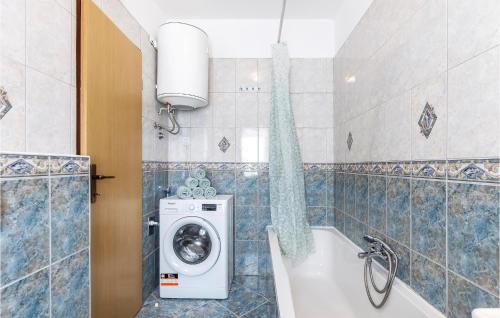 y baño con lavadora y bañera. en 3 Bedroom Beautiful Apartment In Fazana, en Fažana