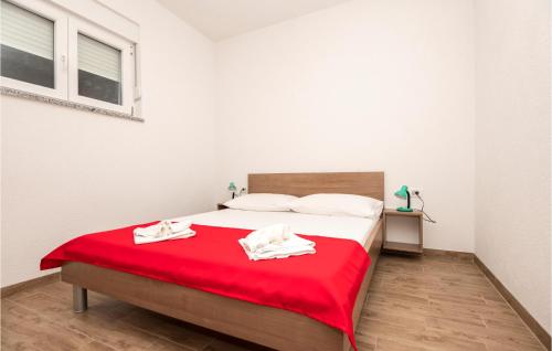 Postel nebo postele na pokoji v ubytování 1 Bedroom Gorgeous Apartment In Drvenik