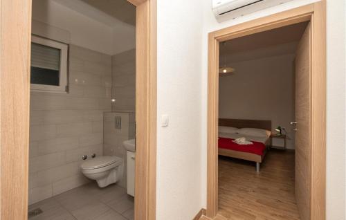 Koupelna v ubytování 1 Bedroom Gorgeous Apartment In Drvenik