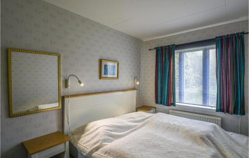 Giường trong phòng chung tại 3 Bedroom Stunning Home In Brastad