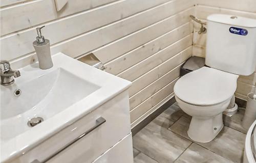 a bathroom with a white toilet and a sink at Awesome Home In Jaroslawiec With Kitchen in Jarosławiec