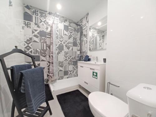 Kúpeľňa v ubytovaní Paraiso Sol Rocha Amazing Beach Apartment