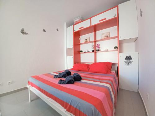 ポルティマンにあるParaiso Sol Rocha Amazing Beach Apartmentのベッドルーム1室(ベッド1台、タオル2枚付)