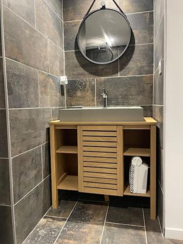 une salle de bain avec un lavabo et un miroir dans l'établissement Gîte confortable village médiéval Sainte-Jalle Baronnies provençales, à Sainte-Jalle