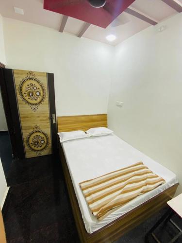 a bed in a room with wooden sticks on it at Hotel Arsh Palace in Ajmer