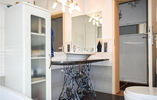 Ένα μπάνιο στο 2 Bedroom Stunning Home In Wrzosowo