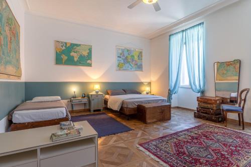 得利雅斯特的住宿－Città del Capo，一间卧室配有两张床和一张书桌