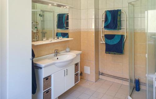 y baño con lavabo y ducha. en 4 Bedroom Nice Home In Trosa en Trosa