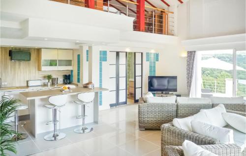 Il comprend une cuisine et un salon avec un bar et des chaises. dans l'établissement Lovely Home In Saint-Pée-Sur-Nivelle, à Saint-Pée-sur-Nivelle