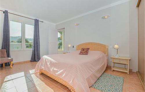 En eller flere senge i et værelse på Cozy Home In Algajola With Kitchen