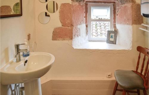 ein Bad mit einem Waschbecken und einem Fenster in der Unterkunft Amazing Home In Lusignac With Outdoor Swimming Pool in Lusignac