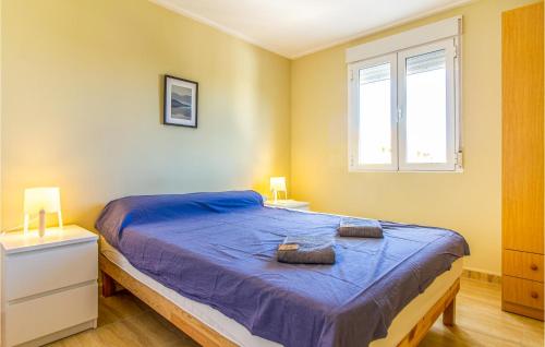 ein Schlafzimmer mit einem blauen Bett mit zwei Handtüchern darauf in der Unterkunft Nice Apartment In Santa Pola With House Sea View in Santa Pola