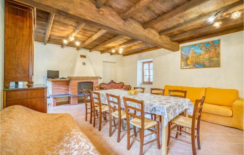 Μια τηλεόραση ή/και κέντρο ψυχαγωγίας στο 4 Bedroom Lovely Home In Codivara