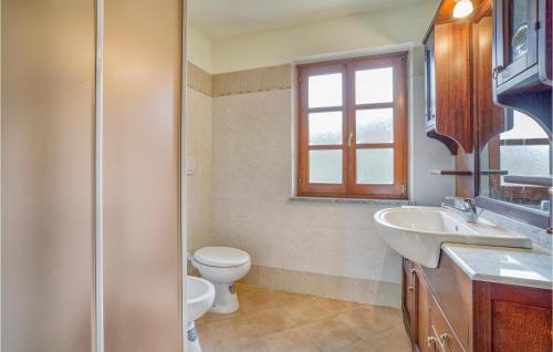 Ένα μπάνιο στο 4 Bedroom Lovely Home In Codivara