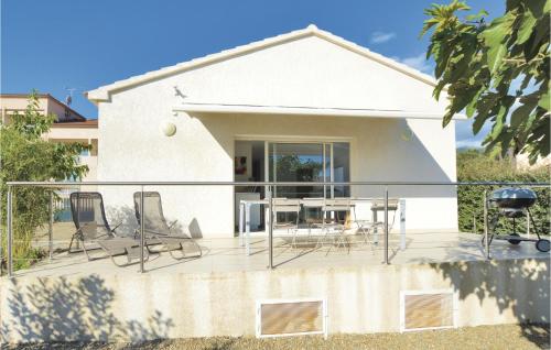 un patio avec des chaises et une table devant une maison dans l'établissement Lovely Home In Cervione With Wifi, à Cervione