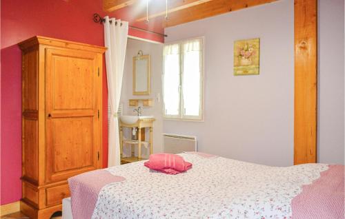 ブラントームにあるStunning Home In Brantme With 2 Bedrooms, Wifi And Outdoor Swimming Poolのベッドルーム1室(ピンクの帽子付きのベッド1台付)
