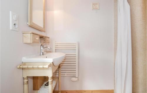 ein weißes Badezimmer mit einem Waschbecken und einem Spiegel in der Unterkunft Gorgeous Home In Brantme With Outdoor Swimming Pool in Brantôme