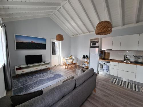 a living room with a couch and a kitchen at As Casas da Vinha in Criação Velha