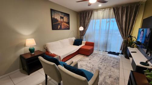 Télévision ou salle de divertissement dans l'établissement Aldridge Residence Tropical Suite - EMIRA