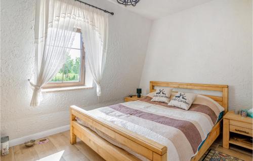 מיטה או מיטות בחדר ב-Amazing Home In Gniewino With Kitchen