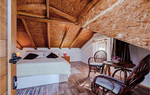 um quarto com uma cama, uma mesa e cadeiras em Amazing Home In Koricenica With House Sea View em Žrnovo