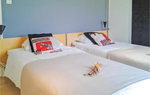 twee bedden met kussens in een kamer bij Stunning Home In St-michel-lecluse-le- With Kitchen in La Roche-Chalais