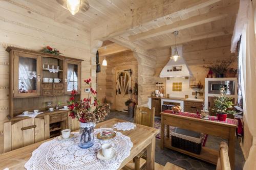 a kitchen and dining room with a table in a cabin at Osada Maruszyna in Szaflary