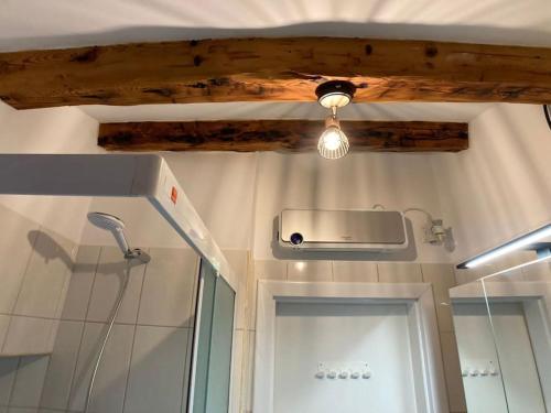 ein Badezimmer mit einem Waschbecken und einer Decke in der Unterkunft PICCOLO NIDO in Rovinj