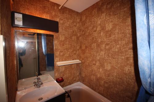 Kúpeľňa v ubytovaní 1 bedroom flat, heated pool, heart of village, parking, Wifi
