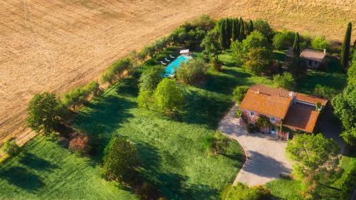 an aerial view of a house and a swimming pool at CASALE DELL'OASI 12, Emma Villas in Gallese