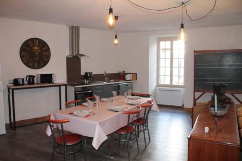 ein Esszimmer mit einem Tisch und Stühlen in einer Küche in der Unterkunft -Le Petit Mouton- Spacieux logement centre ville in Argenton-sur-Creuse