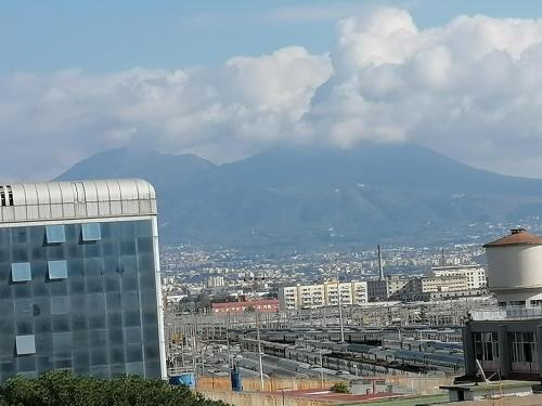 vista su una città con un edificio di Atlantic Ostello B&B a Napoli