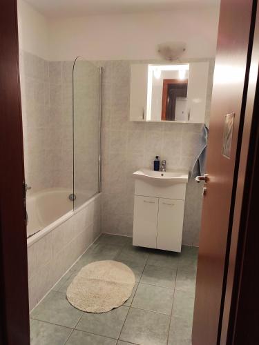 Kúpeľňa v ubytovaní Reza apartman