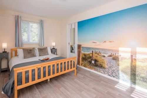 1 dormitorio con cama y vistas a la playa en The Nest Aldeburgh Air Manage Suffolk en Aldeburgh