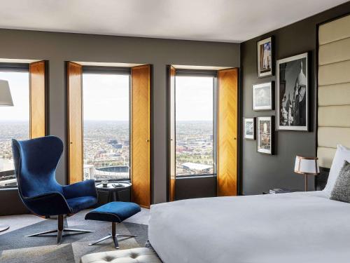 墨爾本的住宿－索菲特墨爾本柯林斯酒店，一间卧室配有一张床、一把椅子和窗户。