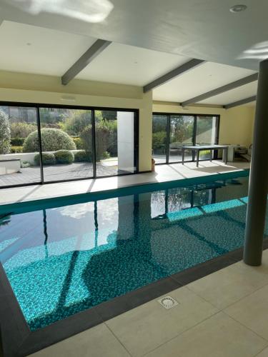 una piscina en una casa en Studio cosy avec en option piscine accessible de avril à octobre, en Quimperlé