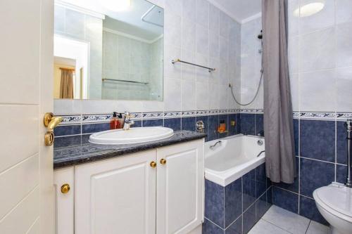 łazienka z umywalką, toaletą i wanną w obiekcie Sheer Nest w mieście Knysna