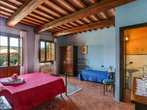 1 dormitorio con 1 cama roja en una habitación en Il Nido country house, en Montaione