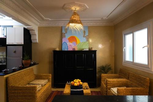 Sala de estar con 2 sofás y mesa en Fleur de cactus, Guesthouse, Tamraght, en Agadir