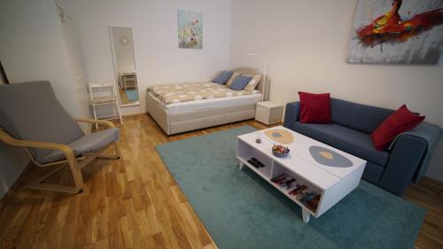 uma sala de estar com um sofá e uma mesa em MALIXA - Apartment in the heart of Vienna next to Metro em Viena