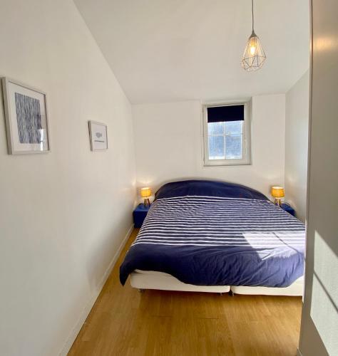 une chambre avec un lit et une fenêtre dans l'établissement Le Grand Bleu - 400m plage - Spacieux, à Dieppe