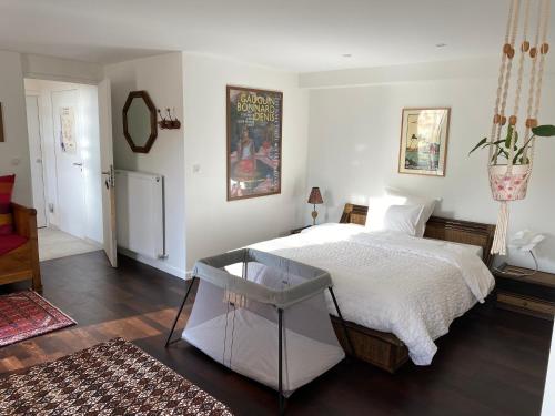 um quarto com uma cama e uma mesa em Les Cabanons em Dardilly