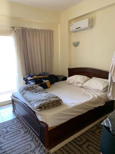 Tempat tidur dalam kamar di Sharm Bride Appartment