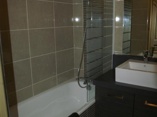 uma casa de banho com uma banheira e um lavatório em Appartement Les Adrets-Prapoutel, 4 pièces, 8 personnes - FR-1-557-15 em Les Adrets