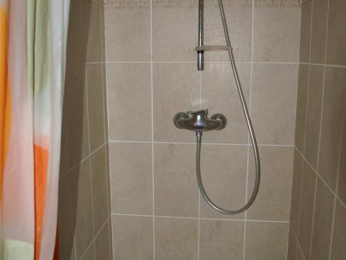 une douche avec un tuyau dans une salle de bain dans l'établissement Duplex Haut de Gamme 4P au Pied des Pistes avec Balcon et Parking Privé - FR-1-557-6, à Les Adrets