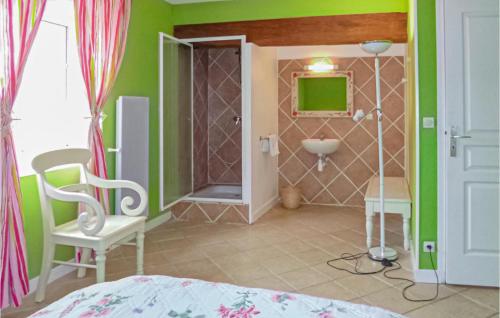 Vaudoy-en-Brieにある4 Bedroom Nice Home In Vaudoy-en-brieのベッドルーム1室(洗面台、トイレ付きのバスルーム付)